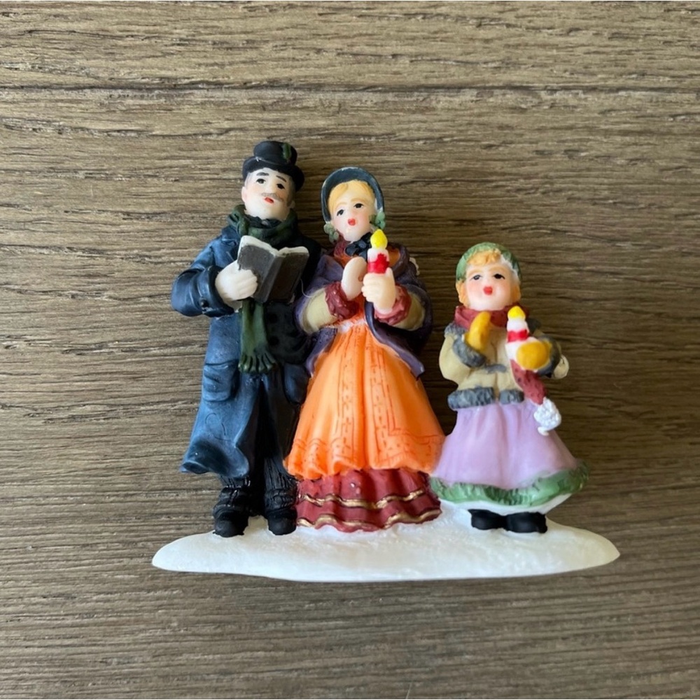 O’Well Christmas Village Carolers Figurine – Victorian Family Singing